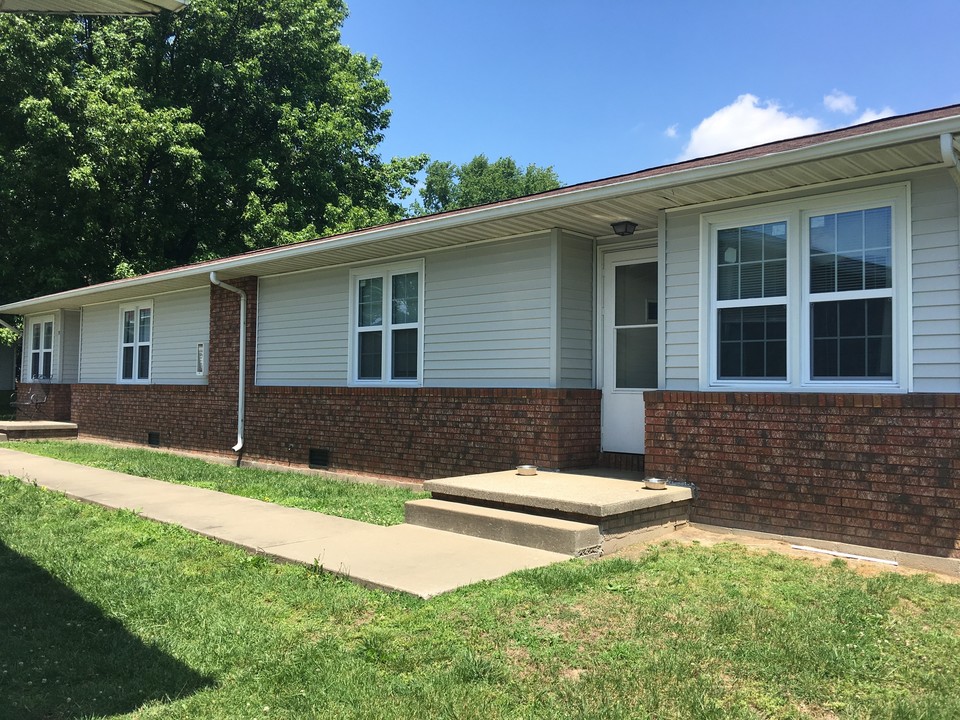 Country Aire Apartments in Thompsonville, IL - Building Photo