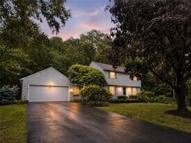86 Blueberry Dr in East Greenwich, RI - Building Photo
