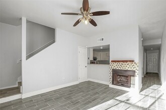 8703 Victorian Village Dr, Unit 8703 in Houston, TX - Building Photo - Building Photo