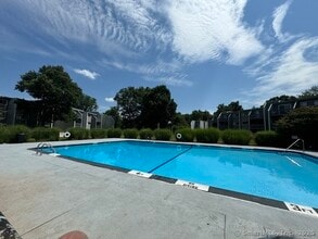 183 W Lake Dr in Middletown, CT - Building Photo - Building Photo