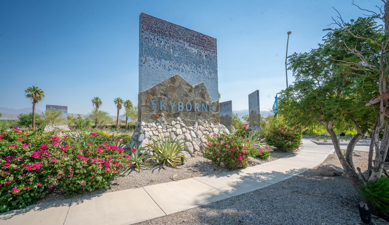 62461 N Starcross Dr in Desert Hot Springs, CA - Foto de edificio