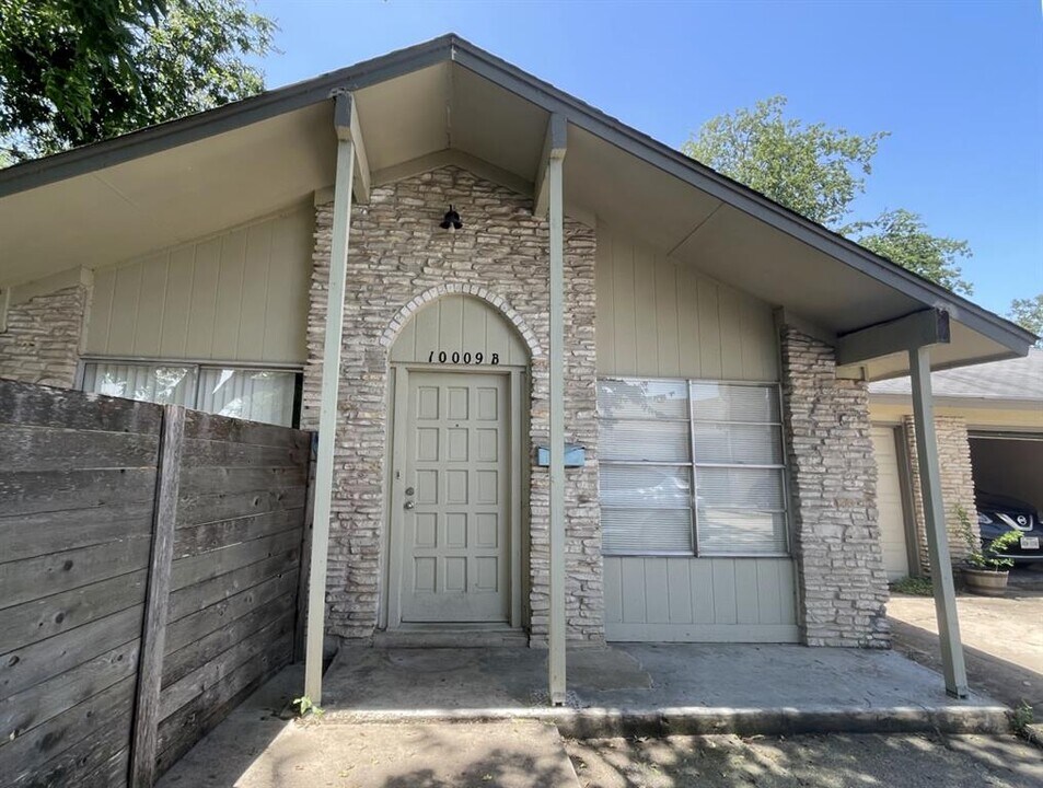 10009 Quail Valley Blvd in Austin, TX - Foto de edificio