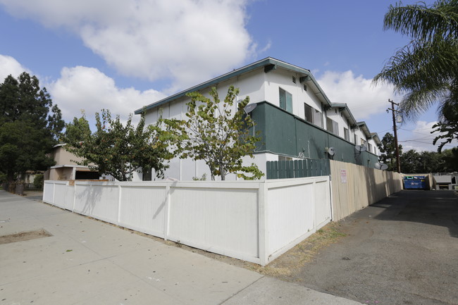 2125 W Brownwood Ave in Anaheim, CA - Building Photo - Building Photo