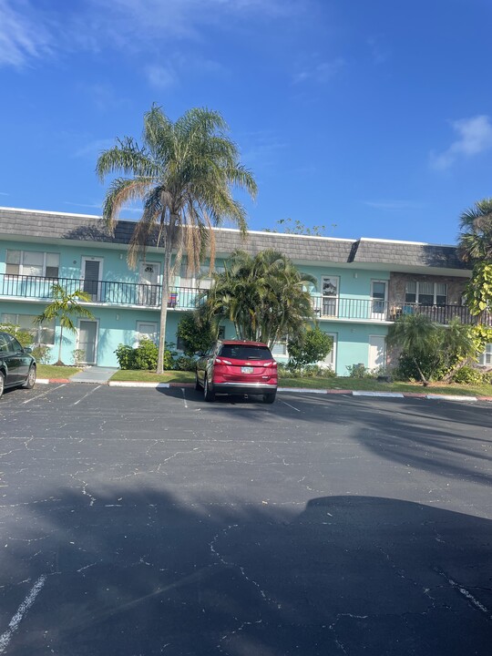 1200 Colonnades Dr, Unit 203 in Fort Pierce, FL - Building Photo