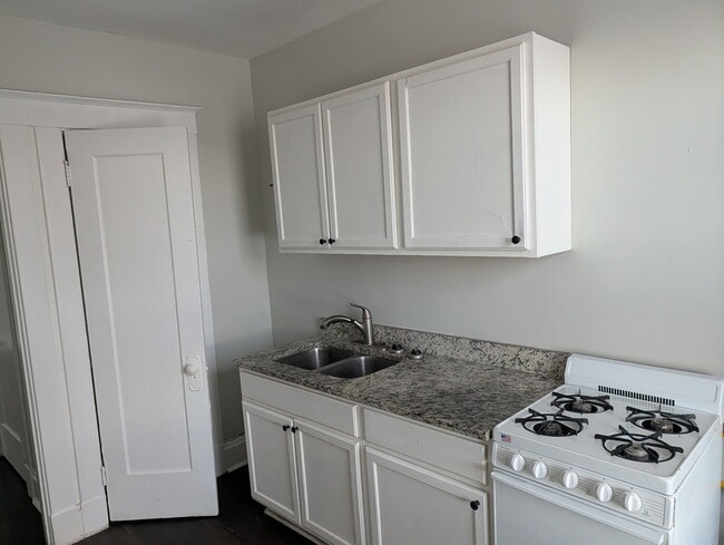 6413 Vine St, Unit #2, 2nd story in Cincinnati, OH - Building Photo - Building Photo