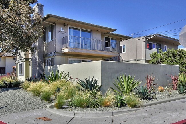 6696 Del Playa Dr in Isla Vista, CA - Building Photo - Building Photo