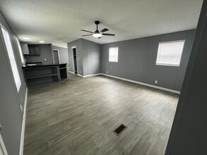 750 Silent Valley Rd in Lockhart, TX - Foto de edificio - Building Photo