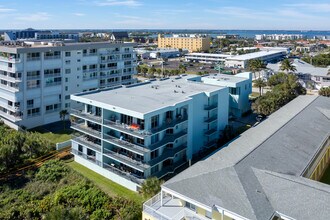 3800 Ocean Beach Blvd in Cocoa Beach, FL - Foto de edificio - Building Photo