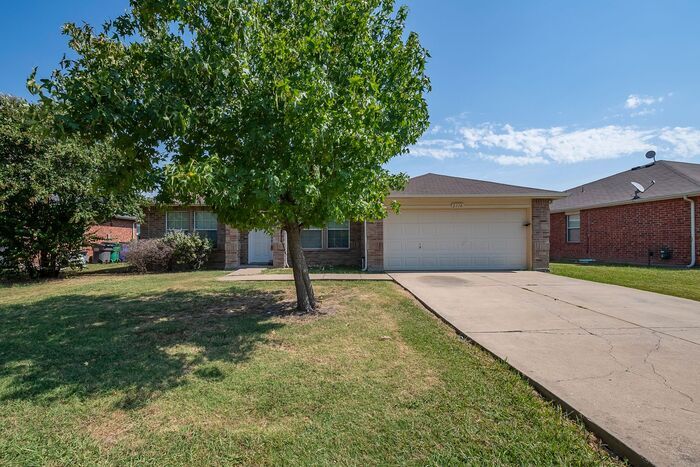 2110 Rose May Dr in Forney, TX - Foto de edificio