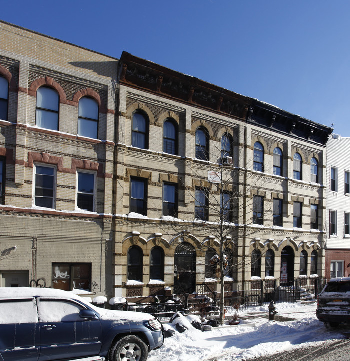 207 Irving Ave in Brooklyn, NY - Building Photo