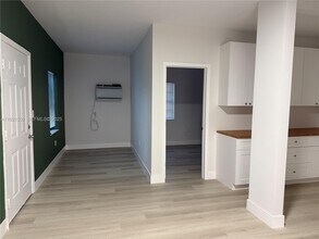 7611 Harding Ave-Unit -6 in Miami Beach, FL - Foto de edificio - Building Photo