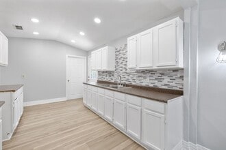 1206 E Samano St in Edinburg, TX - Building Photo - Building Photo