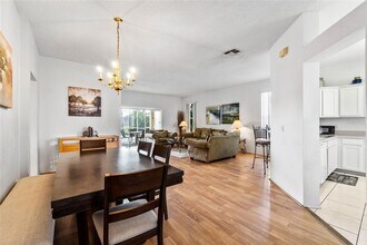 647 Ella Mae Dr in Davenport, FL - Foto de edificio - Building Photo