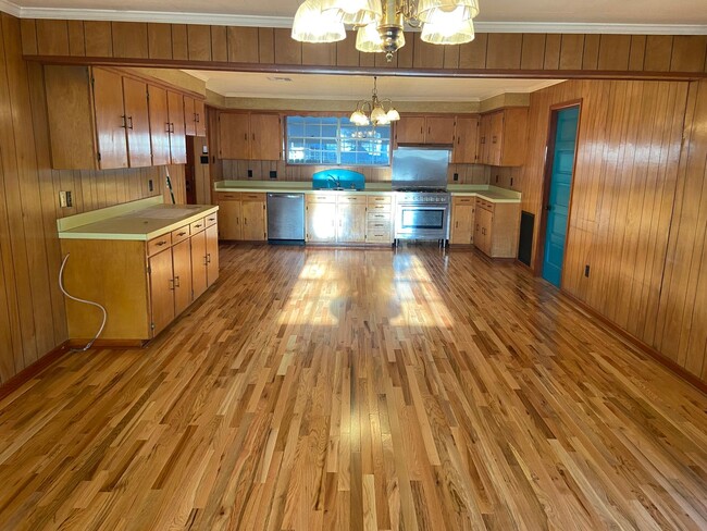 1085 Cherokee St in Biloxi, MS - Building Photo - Building Photo