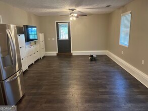 8705 Gullatt Rd in Palmetto, GA - Building Photo - Building Photo