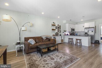 381 Martin St in Philadelphia, PA - Building Photo - Building Photo