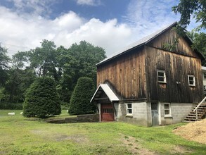 37 Middle St in Hadley, MA - Building Photo - Building Photo