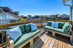 4 Bermuda Lndg in North Topsail Beach, NC - Building Photo