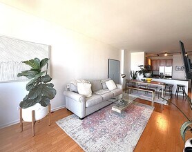 210 S Desplaines St, Unit 1409 in Chicago, IL - Foto de edificio - Building Photo