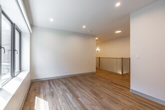 1330 W Estes Ave, Unit 1A in Chicago, IL - Building Photo - Building Photo