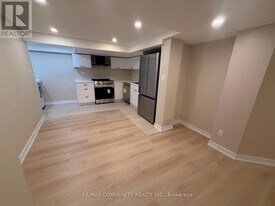 644 Blackwood Blvd in Oshawa, ON - Building Photo