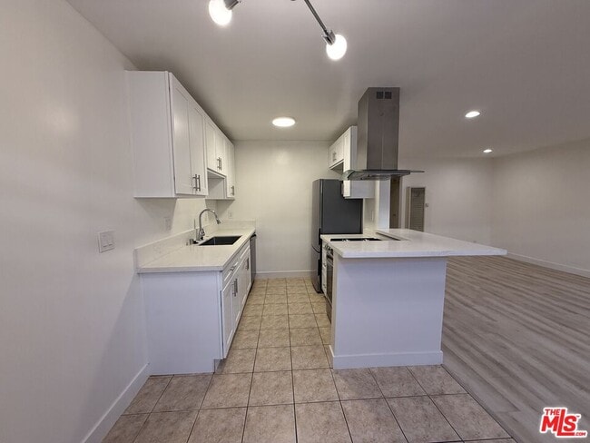 7307 Willoughby Ave in Los Angeles, CA - Building Photo - Building Photo