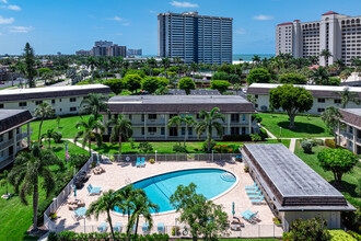 Southwind of Marco Island in Marco Island, FL - Foto de edificio - Building Photo