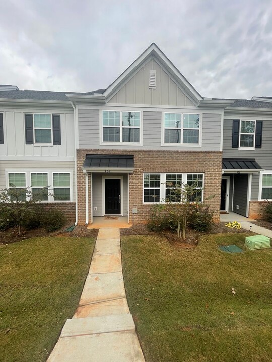 404 Couchell Pl in Travelers Rest, SC - Foto de edificio