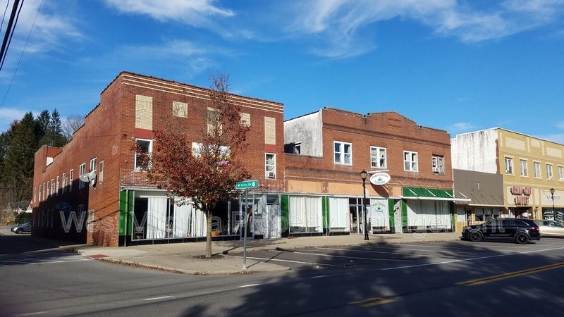 200 W Main St in Sophia, WV - Building Photo