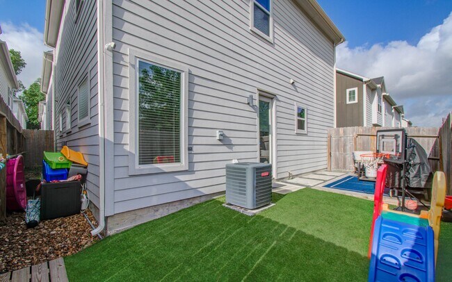 1221 W Tidwell Rd in Houston, TX - Foto de edificio - Building Photo