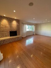 451 S Barrington Ave, Unit 102 in Los Angeles, CA - Building Photo - Building Photo