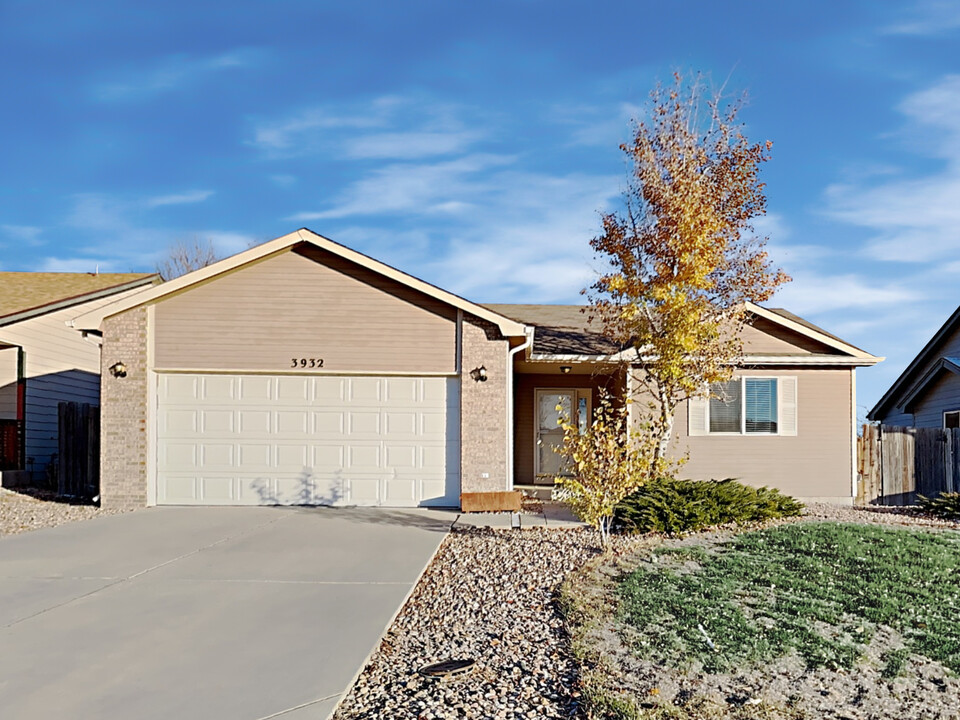 3932 Falcon Ln in Evans, CO - Building Photo