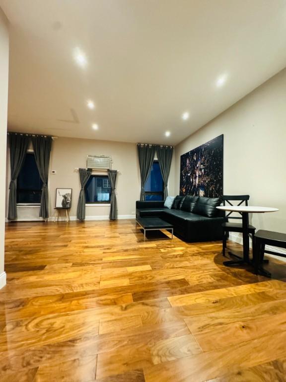 65 E 54th St in New York, NY - Building Photo - Building Photo