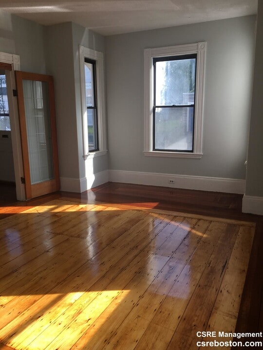 10 Saunders St, Unit 1 in Boston, MA - Building Photo