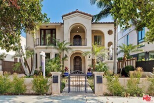 8224 4th St in Los Angeles, CA - Building Photo