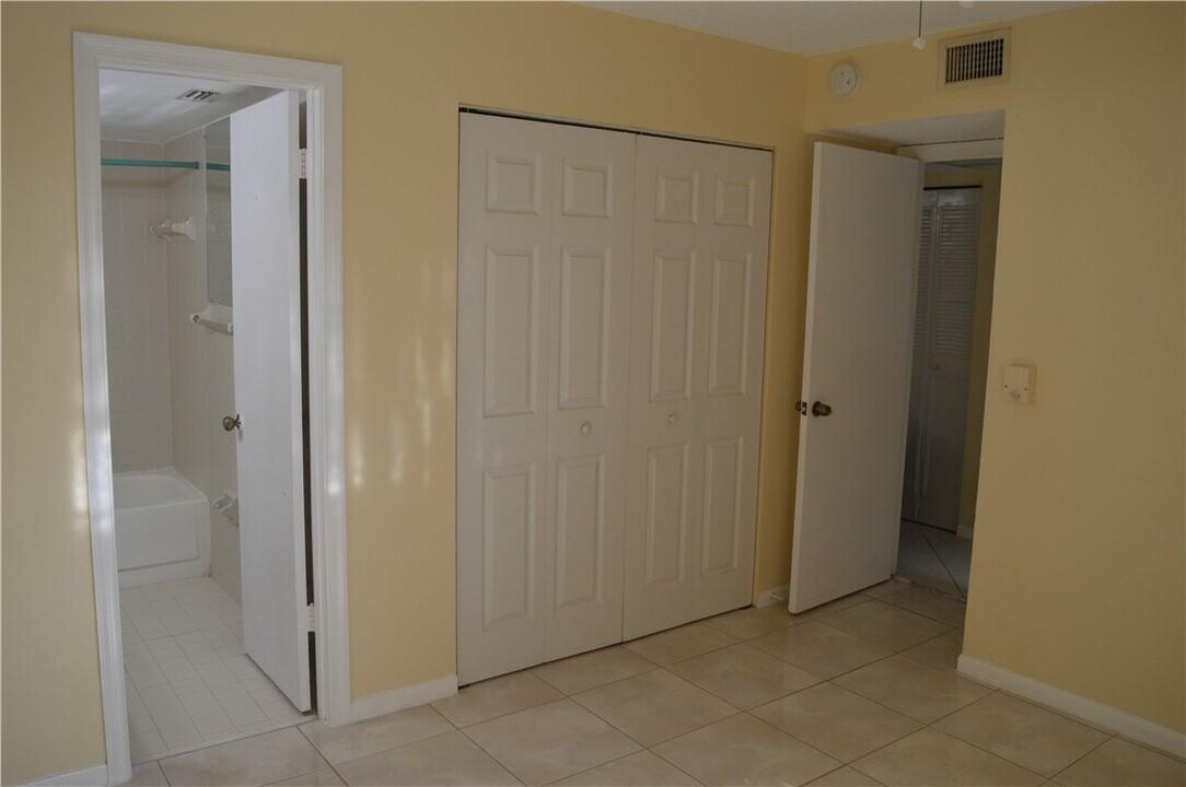 840 Twin Lakes Dr in Coral Springs, FL - Building Photo