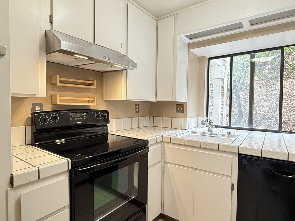 77 Village Cir in San Rafael, CA - Building Photo