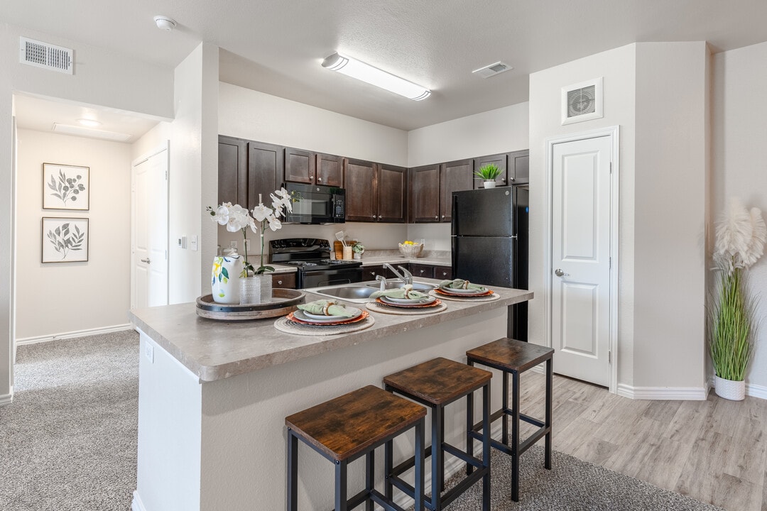 Hutchins Gateway Apartments in Hutchins, TX - Foto de edificio