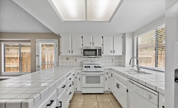 9200 Hoxie Ct in Bakersfield, CA - Building Photo - Building Photo
