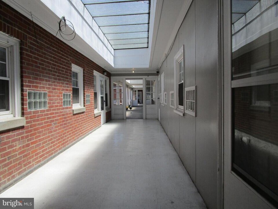 385 E King St in Strasburg, VA - Building Photo