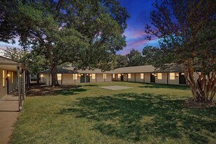 614 W Heard St in Cleburne, TX - Building Photo