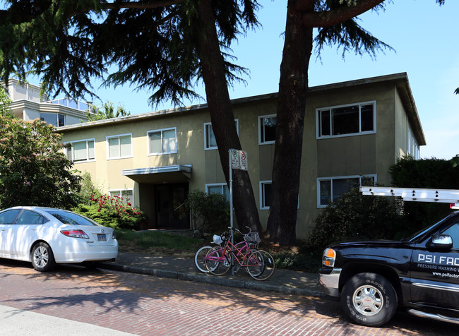 2035 W 3rd Ave in Vancouver, BC - Building Photo - Primary Photo