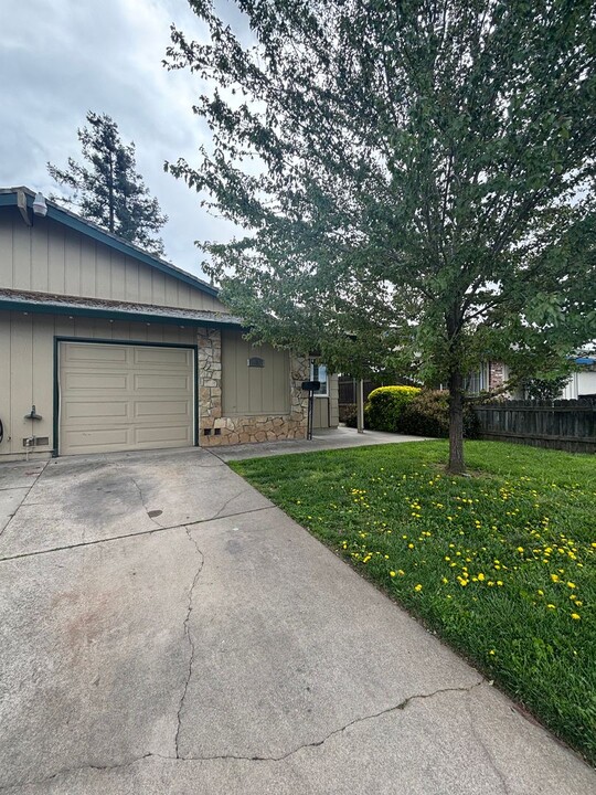 9074-9076 Salmon Falls Dr in Sacramento, CA - Foto de edificio