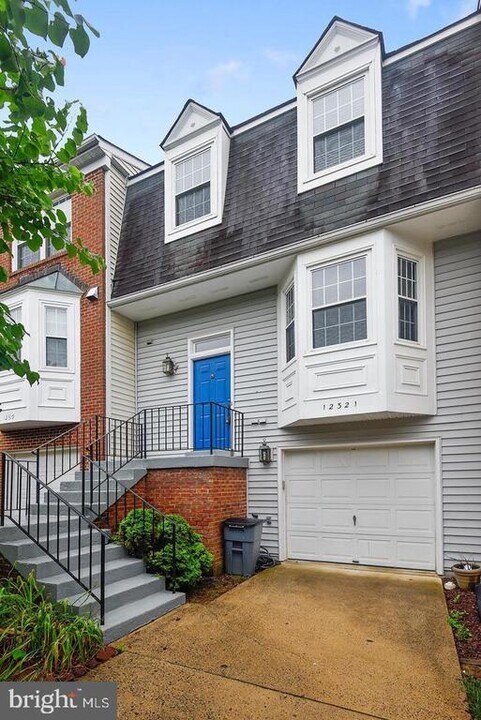 12321 Sleepy Lake Ct in Fairfax, VA - Building Photo