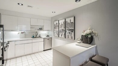 1311 S Beverly Glen Blvd, Unit 1311 in Los Angeles, CA - Foto de edificio - Building Photo