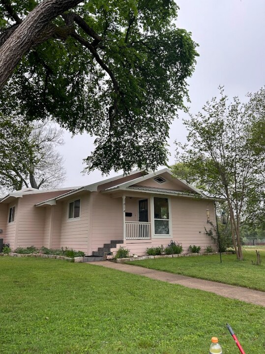 1814 Garfield St in Bastrop, TX - Building Photo
