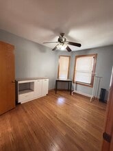2421 W Hollywood Ave in Chicago, IL - Foto de edificio - Building Photo