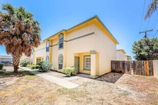 1000 Ranchway Dr, Unit 15 in Laredo, TX - Building Photo