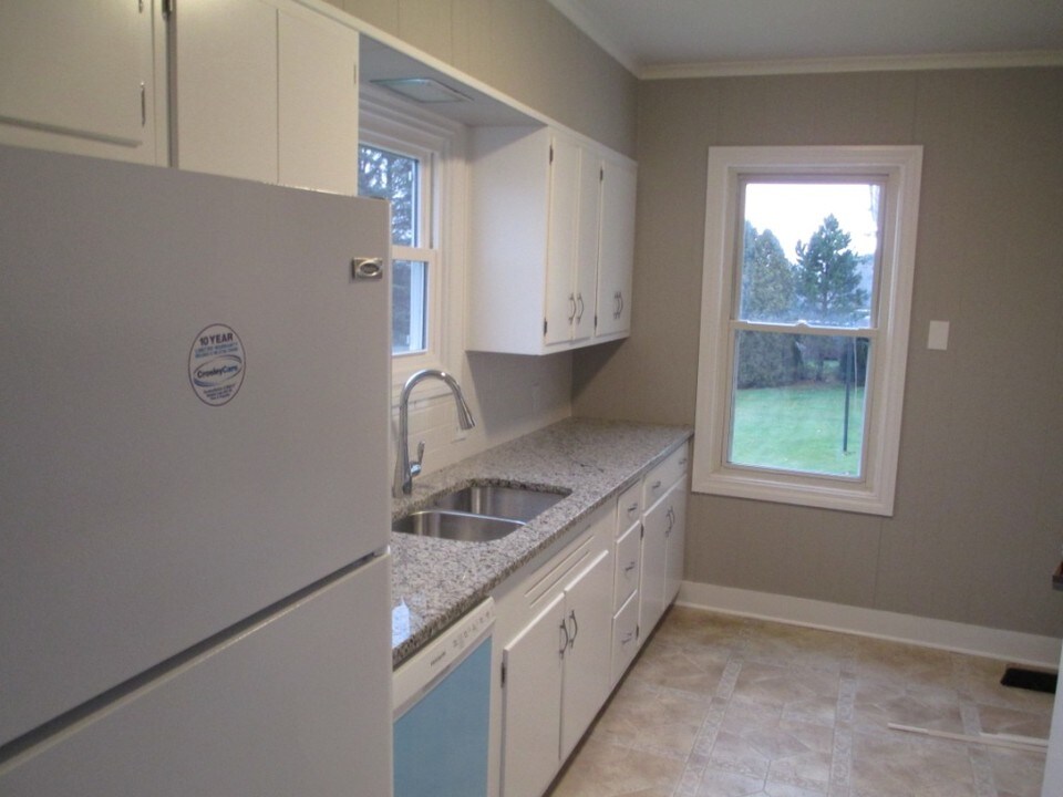 89 Burrstone Rd in New York Mills, NY - Building Photo
