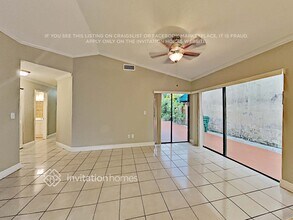 9142 Grand Canal Dr in Miami, FL - Building Photo - Building Photo
